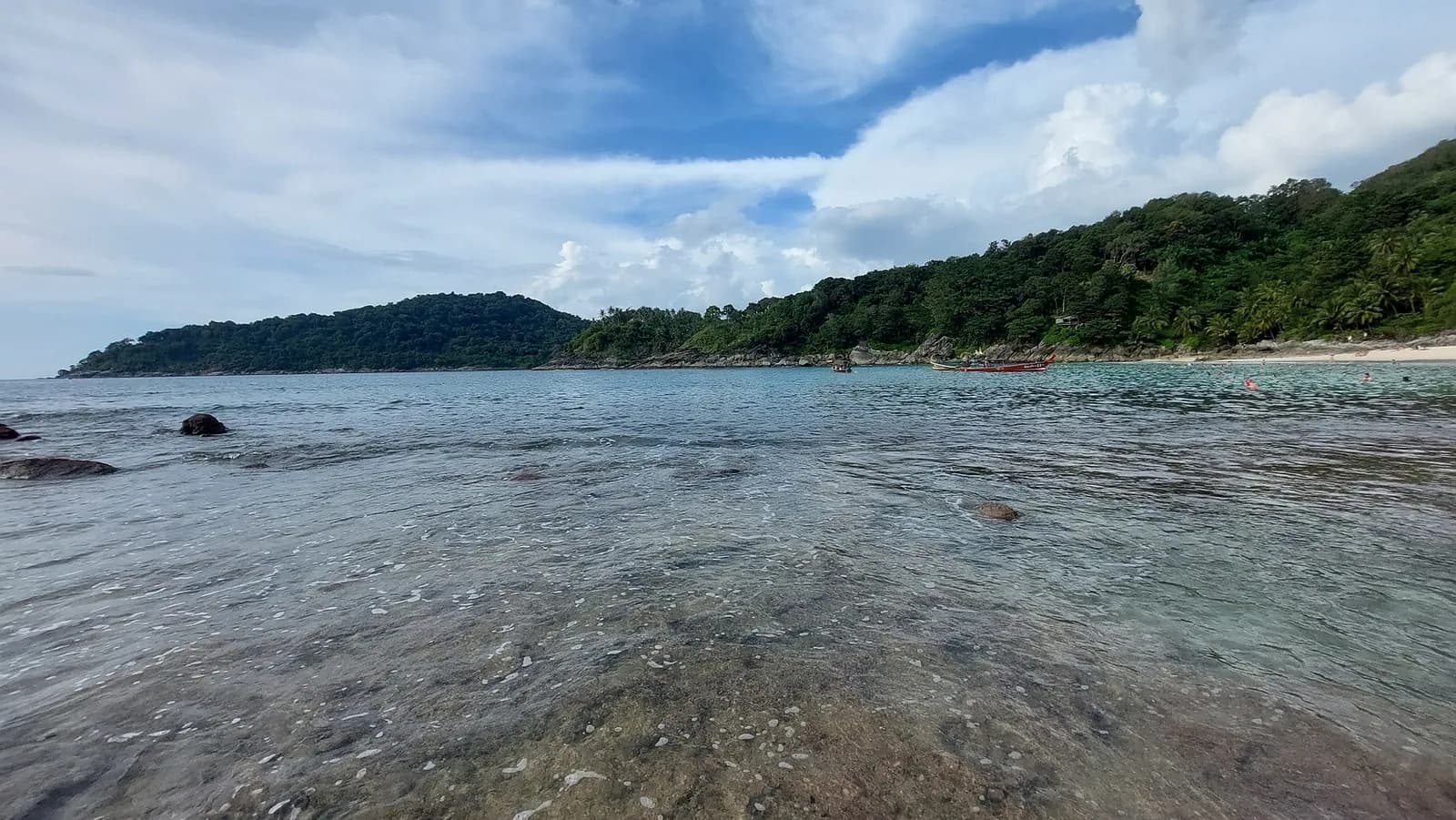Бухта и море у пляжа Фридом