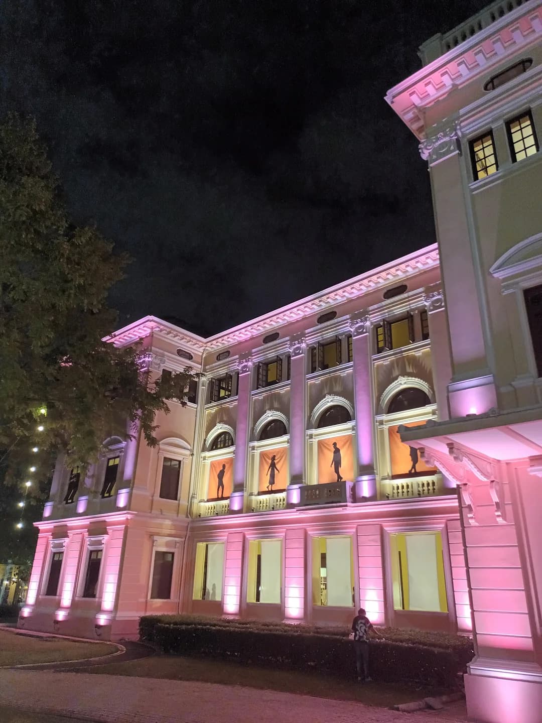 Вечерняя подсветка здания Museum Siam