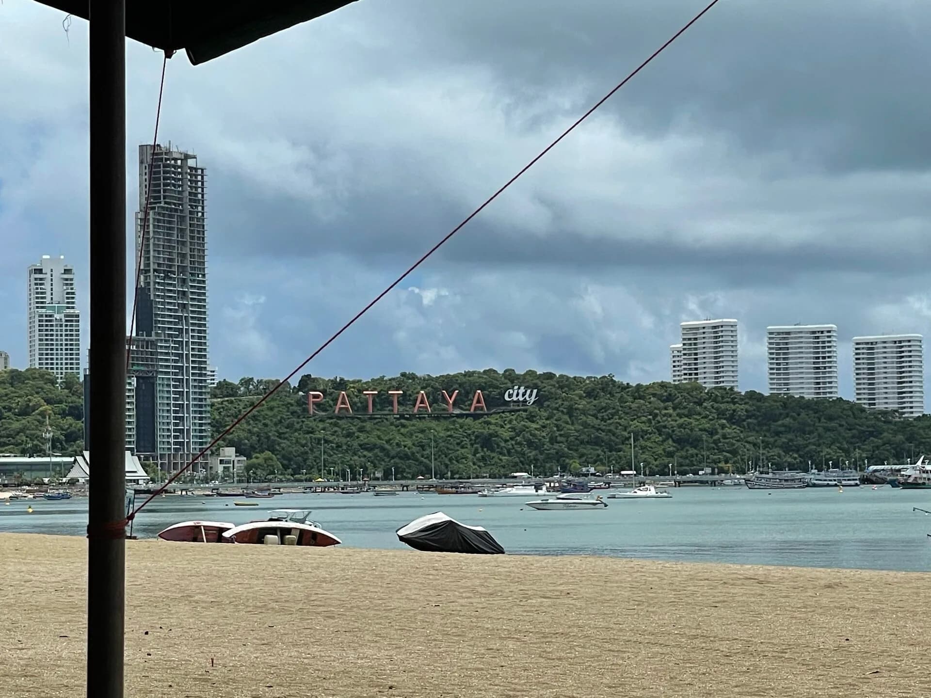 Вид с городского пляжа на надпись Pattaya City