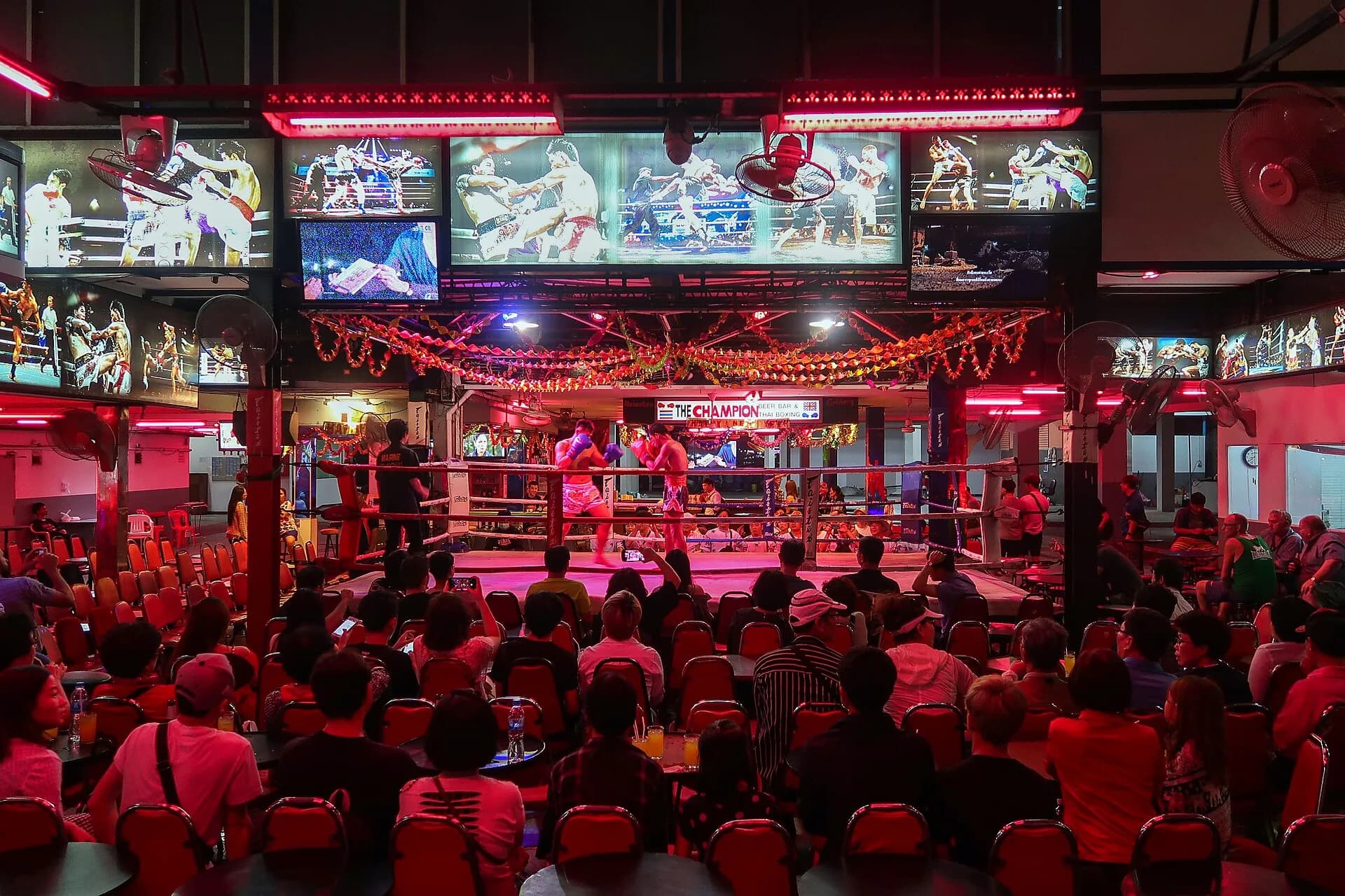 Вечернее представление в заведении на Walking Street